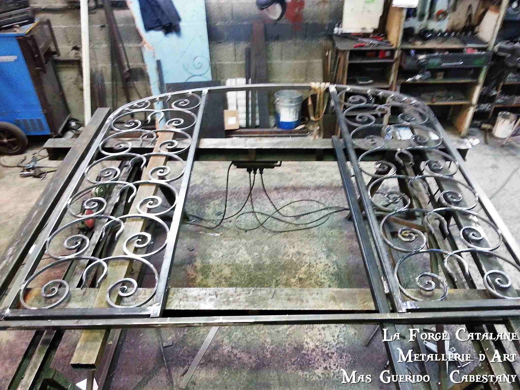 grille articulee cintree volutes travail a chaud forge catalane.jpg